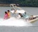 Jésus Luz et sa nouvelle chérie, font du bateau sur le lac Lagoa, à Rio de Janeiro, le 10 octobre 2011