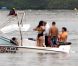 Jésus Luz et sa nouvelle chérie Tabatha (de dos), font du bateau sur le lac Lagoa, à Rio de Janeiro, le 10 octobre 2011