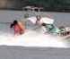 Jésus Luz et sa nouvelle chérie, font du bateau sur le lac Lagoa, à Rio de Janeiro, le 10 octobre 2011