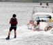 Jésus Luz et sa nouvelle chérie, font du bateau sur le lac Lagoa, à Rio de Janeiro, le 10 octobre 2011