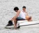 Jésus Luz s'apprete à faire du surf nautique sous l'oeil de sa nouvelle chérie, sur le lac Lagoa, à Rio de Janeiro, le 10 octobre 2011