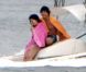 Jésus Luz et sa nouvelle chérie, font du bateau sur le lac Lagoa, à Rio de Janeiro, le 10 octobre 2011