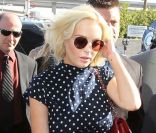 Toujours très bien habillée pour se rendre au tribunal, Lindsay Lohan se la joue rétro avec cette robe à pois. Los Angeles, le 2 novembre 2011.<br />