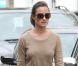 La robe-pull French Connection de Pippa Middleton est parfaite. Le  fail  est provoquée par ses bottes, qu'elle a pourtant l'air d'apprécier. Londres, le 22 septembre 2011. 