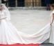En parfaite demoiselle d'honneur, Pippa Middleton tenait la robe de mariée, créée par Sarah Burton pour Alexander McQueenLondres, le 29 avril 2011. 