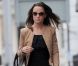 Pippa Middleton, en noir et camel pour se rendre au travail. Londres, le 12 octobre 2011. 