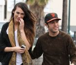Pete Wentz et sa nouvelle petite amie se promènent sous la pluie battante à Los Angeles, le 4 novembre 2011.