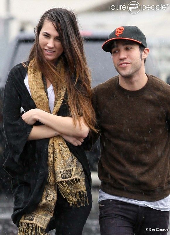 Pete Wentz et sa nouvelle petite amie se promènent sous la pluie battante à Los Angeles, le 4 novembre 2011.