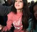 Selena Gomez tente de se frayer un chemin au milieu d'une horde fans, à l'aéroport de Los Angeles, le 3 novembre 2011.