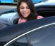 Selena Gomez sort de sa voiture aux abords de l'aéroport de Los Angeles, le 3 novembre 2011.