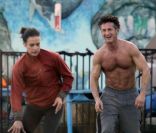 Sean Penn partage une partie de basket avec sa petite amie Shannon Costello, le samedi 29 octobre à Los Angeles.