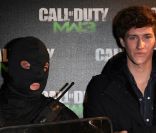 Jean-Baptiste Maunier, très sérieux avant d'en découdre.  Call of Duty: Modern Warfare 3  a vécu un lancement en grande pompe au palais de Chaillot, à Paris, le 7 novembre 2011. Activision avait vu les choses en grand et convié de nombreux VIP.
