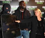 Valérie Damidot et Omar Sy ont pris les armes.  Call of Duty: Modern Warfare 3  a vécu un lancement en grande pompe au palais de Chaillot, à Paris, le 7 novembre 2011. Activision avait vu les choses en grand et convié de nombreux VIP.
