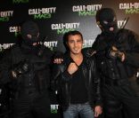 Brahim Asloum bien entouré.  Call of Duty: Modern Warfare 3  a vécu un lancement en grande pompe au palais de Chaillot, à Paris, le 7 novembre 2011. Activision avait vu les choses en grand et convié de nombreux VIP.