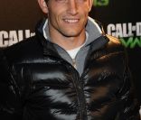 Le perchiste Renaud Lavillenie, pour  Call of Duty: Modern Warfare 3 , qui a vécu un lancement en grande  pompe au palais de Chaillot, à Paris, le 7 novembre 2011. Activision  avait vu les choses en grand et convié de nombreux VIP.