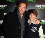 Stéphane Freiss et son fils Ruben pour<em> Call of Duty: Modern Warfare 3</em>, qui a vécu un lancement en grande  pompe au palais de Chaillot, à Paris, le 7 novembre 2011. Activision  avait vu les choses en grand et convié de nombreux VIP.