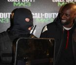 Omar Sy, lui, ça l'a plutôt fait marrer. Parmi les VIP, certains garçons n'étaient pas là pour rigoler et ont pris leur rôle très au sérieux lors de la soirée de lancement spectaculaire de  Call of Duty: Modern Warfare 3 , lundi 7 novembre 2011 au Palais de Chaillot.
