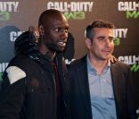Michael Sportouch, directeur d'Activision Publishing Europe, au côté d'Omar Sy lors de la soirée de lancement de  Call of Duty: Modern Warfare 3  au Palais de Chaillot, à Paris, le 7 novembre 2011.
