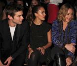 Chace Crawford, Jessica Alba et Abbie Cornish lors du défilé Versace pour H&M, à New York, le 8 novembre 2011
