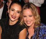 Jessica Alba et Abbie Cornish lors du défilé Versace pour H&M, à New York, le 8 novembre 2011