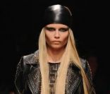 Un mannequin lors du défilé Versace pour H&M, à New York, le 8 novembre 2011
