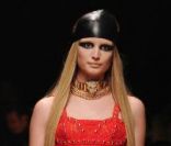 Un mannequin sublime lors du défilé Versace pour H&M, à New York, le 8 novembre 2011