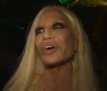 Donatella Versace lors du défilé Versace pour H&M, à New York, le 8 novembre 2011