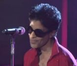 Prince lors du défilé Versace pour H&M, à New York, le 8 novembre 2011