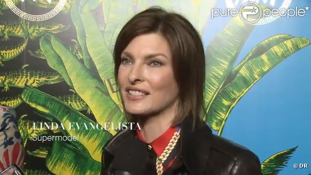 Linda Evangelista lors du défilé Versace pour H&M, à New York, le 8 novembre 2011