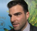 Zachary Quinto lors du défilé Versace pour H&M, à New York, le 8 novembre 2011