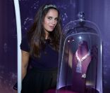 Elisa Tovati, enceinte, lors de la soirée Cartier à la boutique des Champs-Elysées, transformée du 10 au 20 novembre 2011 en théâtre végétal. La collection Cartier Naturellement y est présentée. Paris le 9 novembre 2011