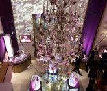 La boutique des Champs-Elysées est transformée du 10 au 20 novembre 2011 en théâtre végétal. La collection Cartier Naturellement y est présentée. Paris le 9 novembre 2011