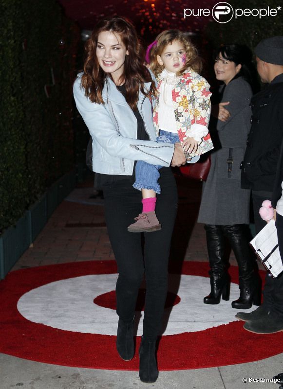 Michelle Monaghan et sa fille lors de la soirée Harajuku / Target, à Los Angeles, le 12 novembre 2011  