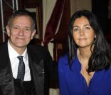 Francis Huster et Cristiana Reali prennent la pose lors du Dîner des stars organisé par le Dr Pierre Huth au profit du dépistage du cancer à l'institut Fournier le 14 novemnre 2011 au Fouquet's  