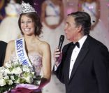 La sublime Laury Thilleman et Jean-Pierre Foucault lors de son règne en décembre 2011