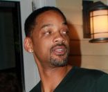 Will Smith sort d\'un restaurant de Miami, le mardi 15 novembre 2011.