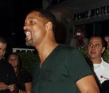 Will Smith et son fils Jaden posent avec des fans à la sortie d\'un restaurant de Miami, le mardi 15 novembre 2011.