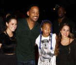 Will Smith et son fils Jaden posent avec des fans à la sortie d\'un restaurant de Miami, le mardi 15 novembre 2011.
