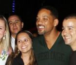 Will Smith et son fils Jaden posent avec des fans à Miami, le mardi 15 novembre 2011.