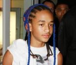 Jaden Smith sort d\'un restaurant de Miami, le mardi 15 novembre 2011.