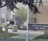 Obsèques de Janet Wollacott (Woolcoot), qui fut l'unique épouse de Claude François, au Crématorium du Parc à Clamart, le 16 novembre 2011. jennifer Bécaud, fille qu'elle eut avec Monsieur 100 000 Volts, était présente.
