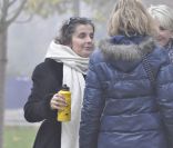 Obsèques de Janet Wollacott (Woolcoot), qui fut l'unique épouse de Claude François, au Crématorium du Parc à Clamart, le 16 novembre 2011. jennifer Bécaud, fille qu'elle eut avec Monsieur 100 000 Volts, était présente.