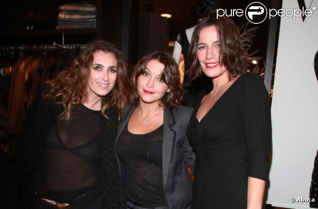 Mademoiselle Agnès, Emma de Caunes et Zoé Félix lors de la soirée shopping party de H&M pour le lancement de la collection Versace. Le 16 novembre 2011 