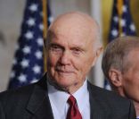John Glenn, premier Américain en orbite terrestre, reçoit la médaille d'or du Congrès, à Washington, le 16 novembre 2011.
