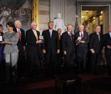Photo de famille à Washington pour la remise de la médaille d'or du Congrès à quatre astronautes de légende, le 16 novembre 2011.