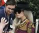 Lady Gaga à Londres, le 17 novembre 2011. Son look est signé Burberry Prorsum Printemps-été 2012.
