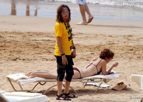 Steven Tyler et sa jeune compagne Erin Brady en vacances à Maui (Hawaï), le 16 novembre 2011.