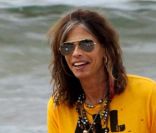 Steven Tyler en vacances à Maui (Hawaï), le 16 novembre 2011. Sur son T-shirt jaune, ce message : All you need is you. 