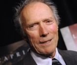 Clint Eastwood s'offre une jolie rousse...