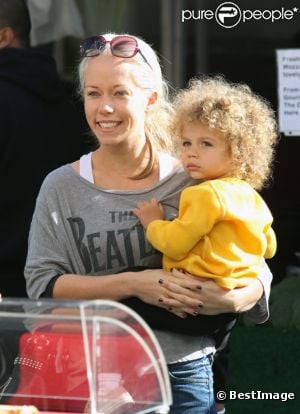 Kendra Wilkinson avec son fils Hank, le samedi 19 novembre 2011 à Calabasas.
